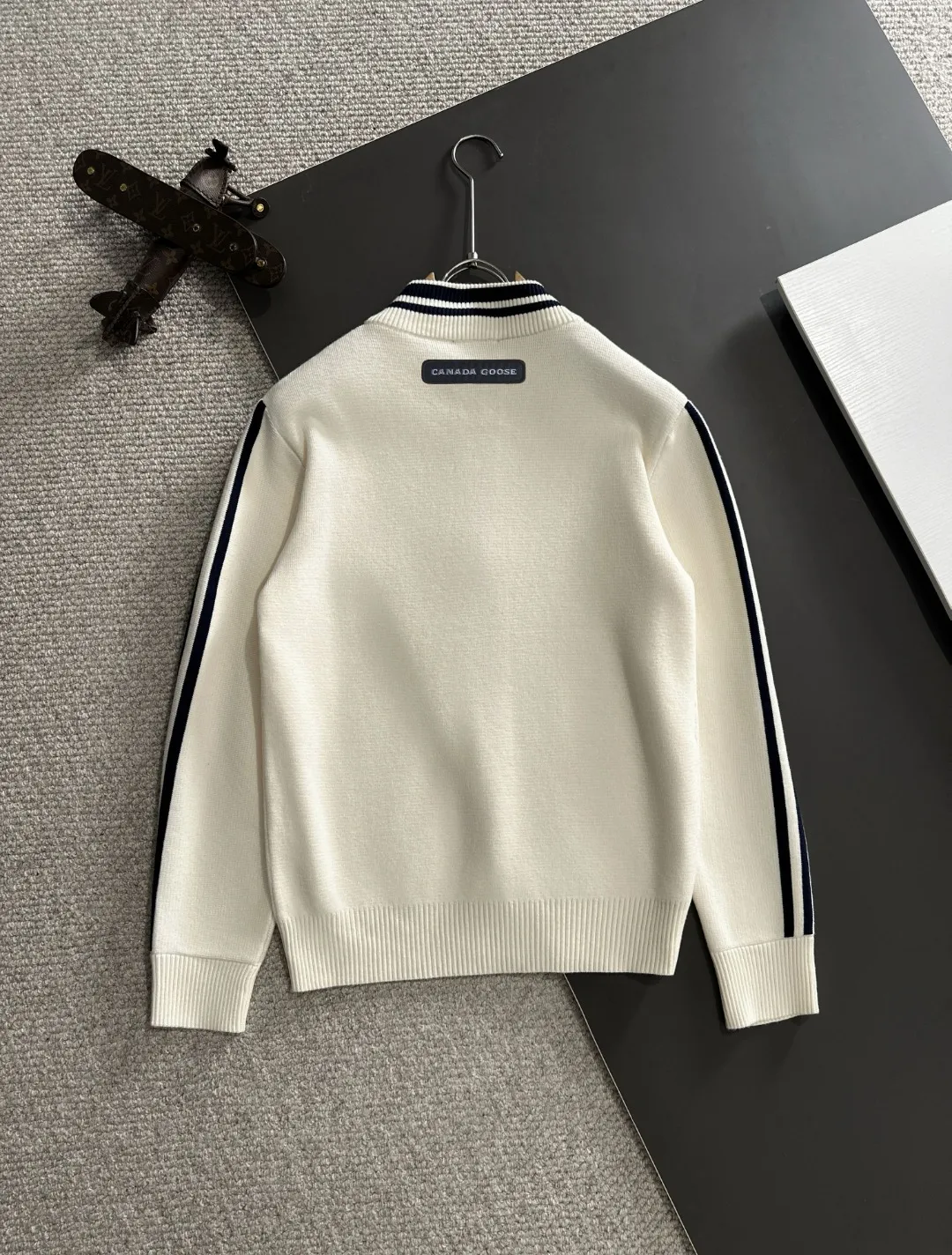 Next day shipping P460 Big Goose 2025 official website latest winter sweater, popular items are on sale at the counter simultaneously! Specially made of wool blended fabric. It feels comfortable and can be directly in contact with the skin. The logo badge is exquisitely embroidered, which is extremely eye-catching! The details highlight the fashionable charm of big brands. Exquisite workmanship. Three-dimensional cutting style. The wearing effect is invincible and handsome! All three standards are complete! Size: M-3XL